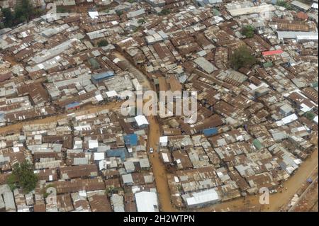 Luftaufnahme eines Teils des Slums von Kibera, in dem behelfsmäßige Barackenhäuser in Nairobi, Kenia, gezeigt werden Stockfoto