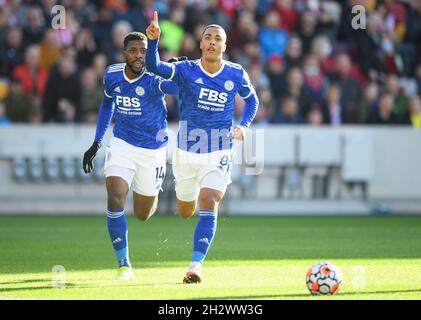 London, Großbritannien. Okt. 2021. 24. Oktober 2021 - Brentford gegen Leicester City - Premier League - Brentford Community Stadium Youri Tielemans von Leicester City feiert das Tor im Brentford Comminity Stadium. Bildnachweis: Kredit: Mark Pain/Alamy Live Nachrichten Stockfoto