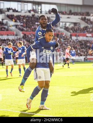 24. Oktober 2021 - Brentford gegen Leicester City - Premier League - Brentford Community Stadium Youri Tielemans von Leicester City feiert sein Tor mit Kelechi Iheanacho im Brentford Comminity Stadium. Bildnachweis : © Mark Pain / Alamy Live News Stockfoto