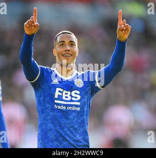 24. Oktober 2021 - Brentford gegen Leicester City - Premier League - Brentford Community Stadium Youri Tielemans von Leicester City feiert das Tor im Brentford Comminity Stadium. Bildnachweis : © Mark Pain / Alamy Live News Stockfoto