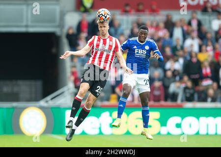 London, Großbritannien. Okt. 2021. Kristoffer Ajer von Brentford während des Premier League-Spiels zwischen Brentford und Leicester City im Brentford Community Stadium, London, England am 24. Oktober 2021. Foto von Salvio Calabrese. Nur zur redaktionellen Verwendung, Lizenz für kommerzielle Nutzung erforderlich. Keine Verwendung bei Wetten, Spielen oder Veröffentlichungen einzelner Clubs/Vereine/Spieler. Kredit: UK Sports Pics Ltd/Alamy Live Nachrichten Stockfoto