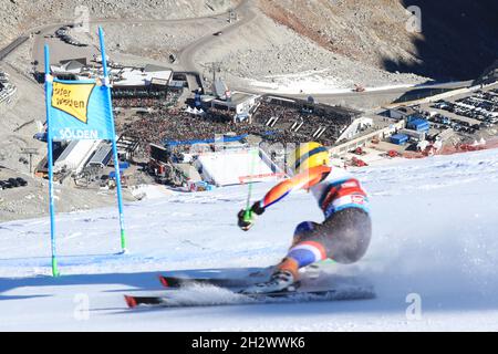 Solden, Österreich. Okt. 2021. Alpine Ski World Cup 2021-2022: 1. Herren-Riesenslalom, Eröffnungsrennen im Rahmen des Alpine Ski World Cup in Solden am 24. Oktober 2021; Ein Skifahrer vor dem Stadion (Foto von Pierre Teyssot/ESPA-Images) Kredit: Europäische Sport Fotoagentur/Alamy Live News Stockfoto