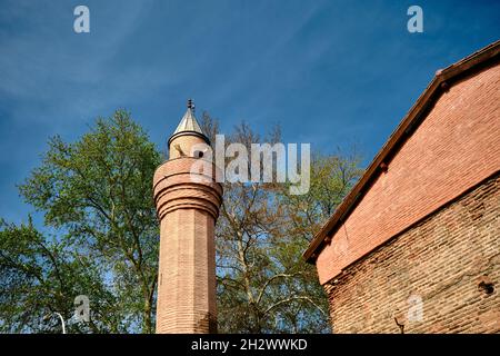 Minarett aus roten Ziegeln und Baum in Bursa, Nicaea (iznik), Stockfoto