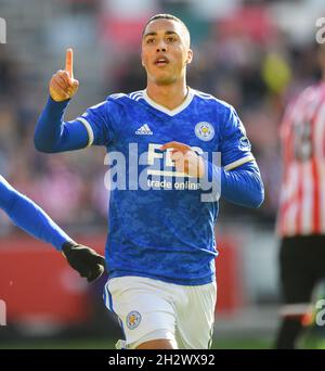 24. Oktober 2021 - Brentford gegen Leicester City - Premier League - Brentford Community Stadium Youri Tielemans von Leicester City feiert das Tor im Brentford Comminity Stadium. Bildnachweis : © Mark Pain / Alamy Live News Stockfoto