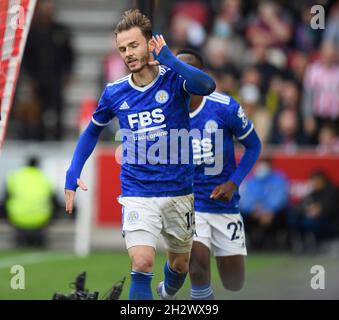 24. Oktober 2021 - Brentford gegen Leicester City - Premier League - Brentford Community Stadium James Maddison von Leicester City feiert sein Tor im Brentford Comminity Stadium. Bildnachweis : © Mark Pain / Alamy Live News Stockfoto