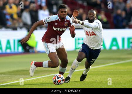 London, Großbritannien. Okt. 2021. Ben Johnson von West Ham United (L) im Einsatz mit Tanguy Ndombele von Tottenham Hotspur (R). Premier League Spiel, West Ham Utd gegen Tottenham Hotspur im London Stadium, Queen Elizabeth Olympic Park in London am Sonntag, 24. Oktober 2021. Dieses Bild darf nur für redaktionelle Zwecke verwendet werden. Nur zur redaktionellen Verwendung, Lizenz für kommerzielle Nutzung erforderlich. Keine Verwendung bei Wetten, Spielen oder Veröffentlichungen in einem Club/einer Liga/einem Spieler. PIC von Steffan Bowen/Andrew Orchard Sports Photography/Alamy Live News Credit: Andrew Orchard Sports Photography/Alamy Live News Stockfoto