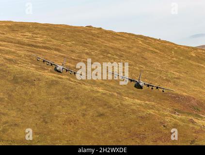 USAF Hercules MC-130J 11-5731 Commando II, fliegend auf niedrigem Niveau in LFA7, Snowdonia, Wales, UK (Mach Loop) Stockfoto