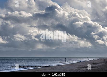 Weite offene Fläche an der Küste von Norfolk, East Anglia, Großbritannien Stockfoto