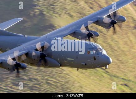 USAF Hercules MC-130J 11-5731 Commando II, fliegend auf niedrigem Niveau in LFA7, Snowdonia, Wales, UK (Mach Loop) Stockfoto