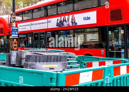 Traditioneller Red London Double Desker öffentlicher Nahverkehrsbus, der neben dem Straßenbau im Strand Central London, England, geparkt ist Stockfoto