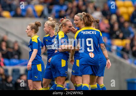 London, Großbritannien. Okt. 2021. Plough Lane, London, England, OC-TOR 4-1 die AFC Wimbledon-Mittelfeldspielerin Megan Stow (12) wird von ihren Teamkollegen gratuliert, nachdem sie beim Vitality Womens FA Cup-Spiel zwischen AFC Wimbledon und Walton Casuals im Cherry Red Records Stadium, Plough Lane, London, England, ihr viertes Tor erzielt hat. Stephen Flynn/SPP Kredit: SPP Sport Pressefoto. /Alamy Live News Stockfoto