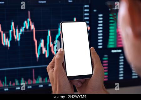 Krypto-Trader verwenden Handy-App für den weißen Mockup-Bildschirm für den Kryptowährungshandel. Stockfoto