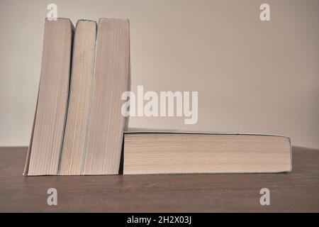 Bücher und Leseliebe. Büchlein verschlossenes Foto auf dem Holztisch und isolierter Hintergrund. Stockfoto