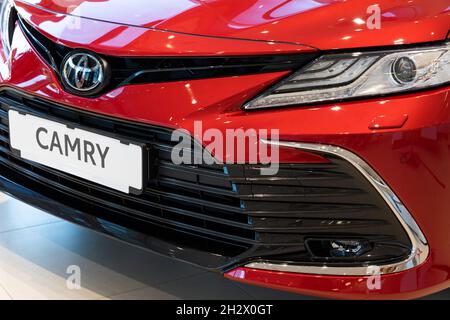 Minsk, Weißrussland - 28. OKTOBER 2021: Neuer Toyota Camry Red im Showroom des Händlerbetriebs Stockfoto