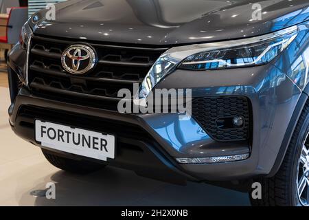 Minsk, Weißrussland - 28. OKTOBER 2021: Neuer Toyota Fortuner grau im Showroom des Autohauses Stockfoto