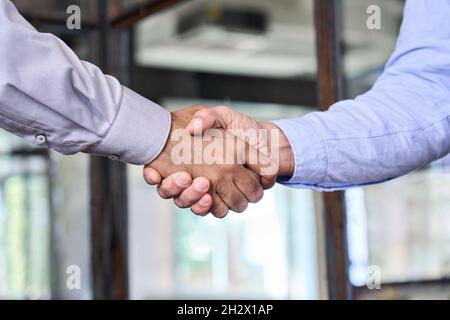 Zwei Geschäftsleute geben sich mit dem Business-Handshake-Konzept die Hände. Stockfoto