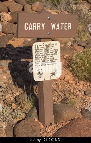 Ein Warnschild des National Park Service über das Tragen von Wasser in der Wüste, Capitol Reef National Park - Torrey, Utah Stockfoto