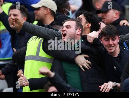 London, England, 24. Oktober 2021. Fans von West Ham United feiern das erste Tor ihrer Seite, das Michail Antonio (nicht abgebildet) während des Spiels der Premier League im Londoner Stadion erzielte. Bildnachweis sollte lauten: Jacques Feeney / Sportimage Stockfoto