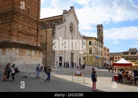 Pietrasanta-Italien-Oktober 2021 das alte Dorf Pietrasanta am Fuße der Apuanischen Alpen im Hinterland der Versilia, reich an Kirchen Stockfoto