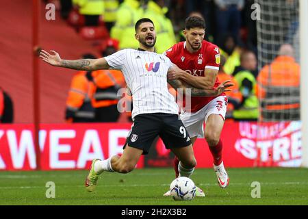 Nottingham, England, 24. Oktober 2021. Tobias Figueiredo aus Nottingham Forest und Aleksandar Mitrovic aus Fulham kämpfen während des Sky Bet Championship-Spiels auf dem City Ground, Nottingham, um den Ball. Bildnachweis sollte lauten: Isaac Parkin / Sportimage Stockfoto