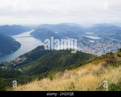 Mit Blick auf die Stadt Lugano, den Luganersee, den Berg San Salvatore und das Viadukt von Melide. Stockfoto