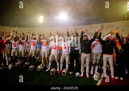 BLOOMINGTON, VEREINIGTE STAATEN - 2021/10/23: Mitglieder der Ohio State Fußballmannschaft feiern nach dem Sieg über die Indiana University während eines NCAA Fußballspiels am 16. Oktober 2021 im Memorial Stadium in Bloomington, Ind. Ohio State besiegte die Indiana University 54-7. Stockfoto