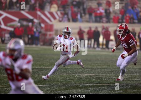 BLOOMINGTON, UNITED STATES - 2021/10/23: Ohio State Buckeyes läuft zurück Evan Pryor (21) spielt gegen die Indiana University während eines NCAA-Fußballspiels am 16. Oktober 2021 im Memorial Stadium in Bloomington, Ind. Ohio State schlug die Indiana University 54-7. Stockfoto