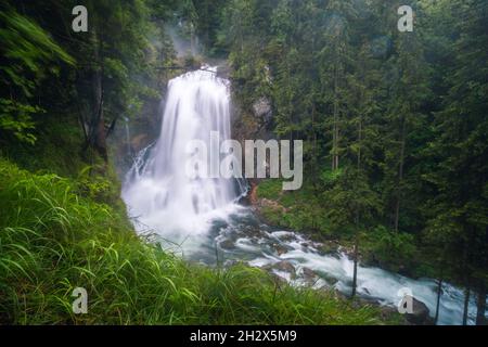 Der Gollinger Wasserfall in Österreich an regnerischen Tagen Stockfoto