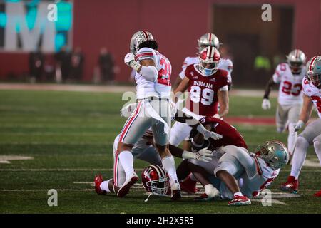 BLOOMINGTON, UNITED STATES - 2021/10/23: Indiana Hoosiers läuft zurück Stephen Carr (5) verliert seinen Helm, nachdem er von Ohio State während eines NCAA-Fußballspiels am 16. Oktober 2021 im Memorial Stadium in Bloomington, Ind. Ohio State angegriffen wurde, und schlug die Indiana University 54-7. Stockfoto