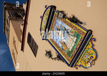 Keramikbild von Santa Ana in der katholischen Kirche Real Parroquia de Señora Santa Ana im Viertel Triana von Sevilla Stockfoto