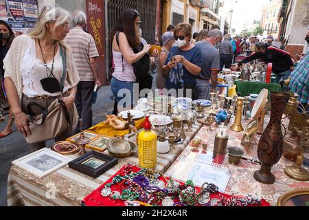 Schnäppchenjäger auf dem Jueves Flohmarkt im Stadtteil Feria in Sevilla, Spanien Stockfoto