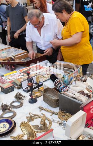 Schnäppchenjäger auf dem Jueves Flohmarkt im Stadtteil Feria in Sevilla, Spanien Stockfoto