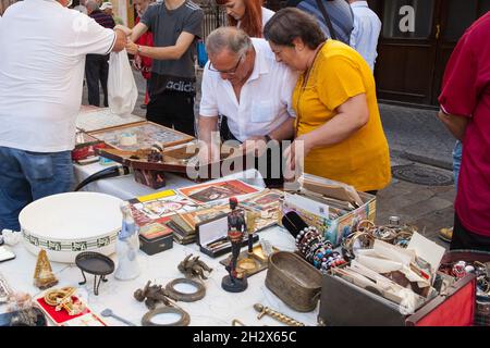 Schnäppchenjäger auf dem Jueves Flohmarkt im Stadtteil Feria in Sevilla, Spanien Stockfoto