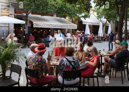 Cafés und Tapas-Bars in der Calle Mateos Gago im Zentrum von Sevilla, Andalusien, Spanien Stockfoto