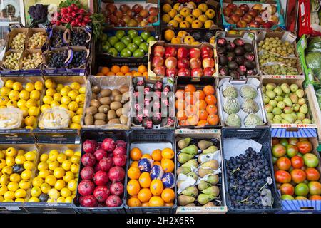 Anzeige von Obst und Gemüse in einem Stall in den Mercado De La Feria Stockfoto