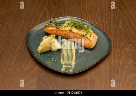 Tolles Rezept für gegrillten gebratenen Lachs mit Gemüsesprossen und Kartoffelpüree Stockfoto
