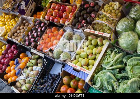 Anzeige von Obst und Gemüse in einem Stall in den Mercado De La Feria Stockfoto