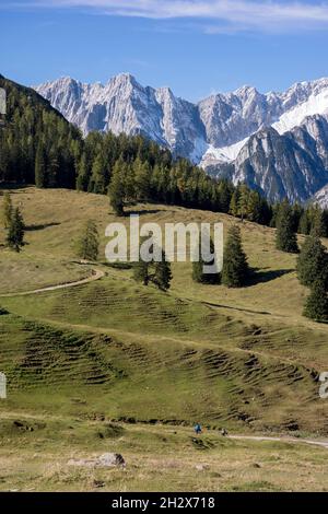 Wanderer in der Nähe von Gnadenwald, Tirol, Österreich Stockfoto