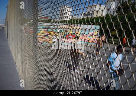 Kinder spielen Basketball auf einem geschlossenen Platz, Sport im Jardins d’Éole, 20 Rue du Département, 75018 Paris, Frankreich Stockfoto