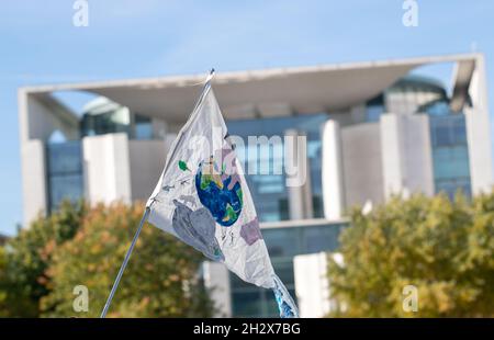 Berlin, Deutschland. Okt. 2021. Am 24. Oktober 2021 sammeln sich hunderte Aktivist*innen vor dem Paul-Löbe-Haus in Berlin, um für internationale Solidarität zu demontieren. An dem Bündnis waren Klima, Umwelt, Antirassismus und kapitalistische Gruppen sowie die Partei die Linke beteiligt. - am 24. Oktober 2021 versammelten sich Hunderte in Berlin, Deutschland, um für internationale Solidarität zu protestieren. In der Allianz waren Klima-, Umwelt-, antirassistische und kapitalistische Gruppen. (Foto: Alexander Pohl/Sipa USA) Quelle: SIPA USA/Alamy Live News Stockfoto