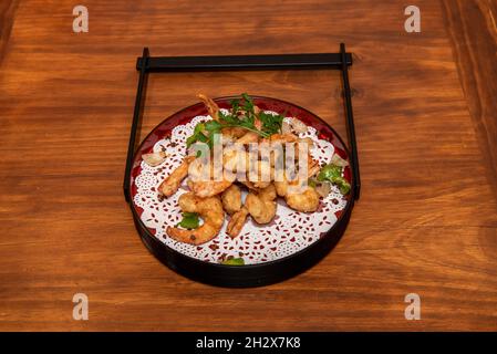 Japanisches Rezept von Tempura Garnelen in Olivenöl mit Pfefferkörnern, Zwiebeln und grünen Paprika gebraten Stockfoto