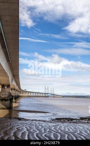 Die Prince of Wales Bridge oder Second Severn Crossing, die den Straßenverkehr auf der Autobahn M4 zwischen Wales und West Country in der Nähe von Bristol im Vereinigten Königreich transportiert Stockfoto