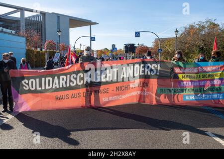 Berlin, Deutschland. Okt. 2021. Am 24. Oktober 2021 sammeln sich hunderte Aktivist*innen vor dem Paul-Löbe-Haus in Berlin, um für internationale Solidarität zu demontieren. An dem Bündnis waren Klima, Umwelt, Antirassismus und kapitalistische Gruppen sowie die Partei die Linke beteiligt. - am 24. Oktober 2021 versammelten sich Hunderte in Berlin, Deutschland, um für internationale Solidarität zu protestieren. In der Allianz waren Klima-, Umwelt-, antirassistische und kapitalistische Gruppen. (Foto: Alexander Pohl/Sipa USA) Quelle: SIPA USA/Alamy Live News Stockfoto