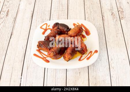 cantimpalos chorizos vom Holzkohlegrill auf weißem Teller Stockfoto