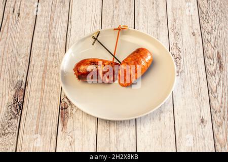 Köstliche Vorspeise aus kohlebröstetem Chorizo in zwei Hälften geteilt Stockfoto