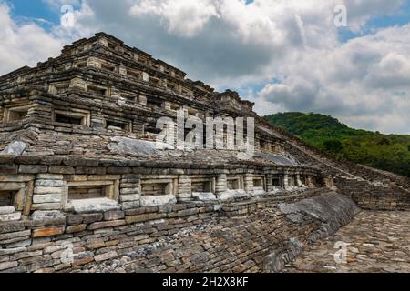 Blick auf eine antike Pyramide an der ARCHÄOLOGISCHEN Stätte EL Tajin in Papantla, Veracruz, Mexiko. Stockfoto