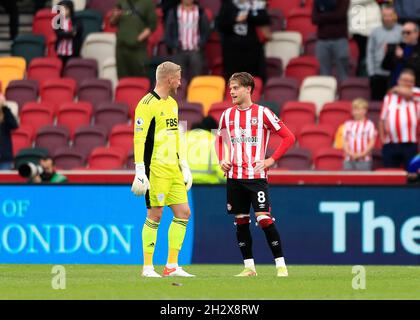 24. Oktober 2021; Brentford Community Stadium, London, England; Premier League Football Brentford gegen Leicester; Torhüter Kasper Schmeichel von Leicester City im Gespräch mit Mathias Jensen von Brentford nach Vollzeit Stockfoto