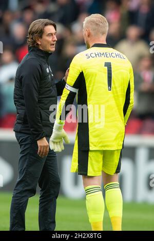 London, Großbritannien. Okt. 2021. Thomas Frank-Manager von Brentford spricht mit Kasper Schmeichel von Leicester City während des Premier League-Spiels zwischen Brentford und Leicester City am 24. Oktober 2021 im Brentford Community Stadium, London, England. Foto von Salvio Calabrese. Nur zur redaktionellen Verwendung, Lizenz für kommerzielle Nutzung erforderlich. Keine Verwendung bei Wetten, Spielen oder Veröffentlichungen einzelner Clubs/Vereine/Spieler. Kredit: UK Sports Pics Ltd/Alamy Live Nachrichten Stockfoto