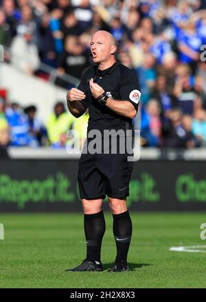 24. Oktober 2021; Brentford Community Stadium, London, England; Premier League Football Brentford gegen Leicester; Schiedsrichter Simon Hooper bittet Torhüter David Raya von Brentford Torhüter Kasper Schmeichel von Leicester City, sich zu beeilen Stockfoto