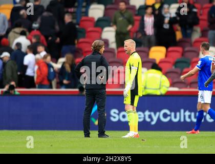 24. Oktober 2021; Brentford Community Stadium, London, England; Premier League Football Brentford gegen Leicester; Brentford Manager Thomas Frank im Gespräch mit Torwart Kasper Schmeichel von Leicester City nach Vollzeit Stockfoto